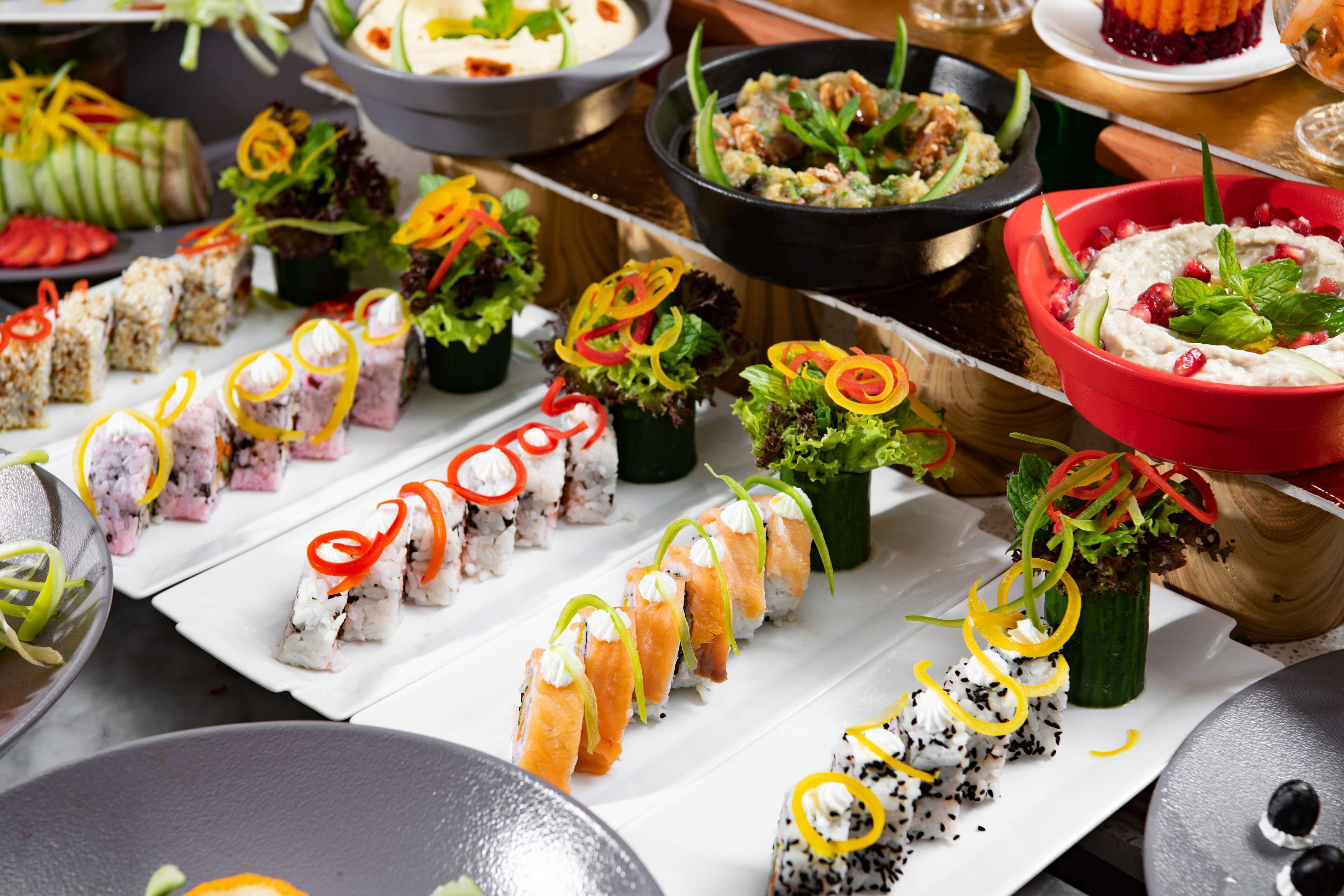 Variedad de platos de sushi dispuestos sobre una mesa.