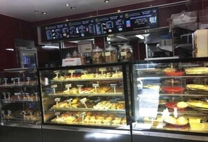 Een vitrine met verschillende gebakjes.