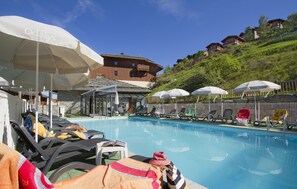 Alberca al aire libre, acceso de 10:00 a 19:00, y camastros 
