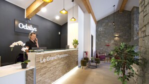 A reception desk with a sign reading "Le Grand Panorama" and "Odalys" in the background. - Résidence Odalys Le Grand Panorama 1 (Valmeinier)