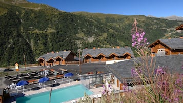 Outdoor pool, open 10:00 AM to 7:00 PM, pool loungers
