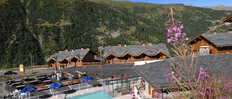 Piscine extérieure, chaises longues