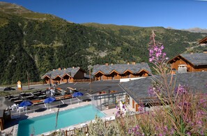 Outdoor pool, open 10:00 AM to 7:00 PM, pool loungers - Résidence Odalys Le Grand Panorama 1 (Valmeinier)