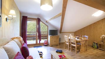 2 bedrooms, soundproofing, cribs/infant beds, WiFi
