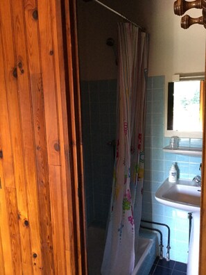 Een douche, een haardroger, handdoeken, zeep