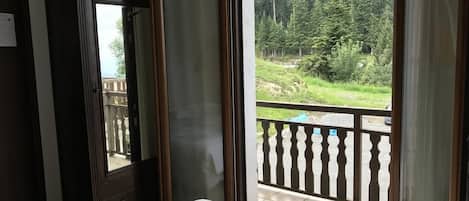 Chambre double ou avec lits jumeaux | DĂ©cor unique, ameublement unique, rideaux dâobscurcissement