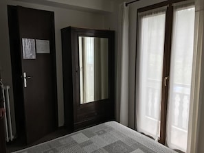 Double or Twin Room | Individually decorated, individually furnished, blackout drapes