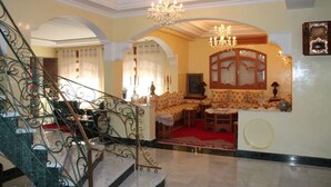 Lobby sitting area - Villa lah (Ksar El Majaz)