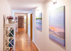 Interior - Enjoy the view of the sandbanks and the Wadden Sea, the boats and the beach. (Wittdün)