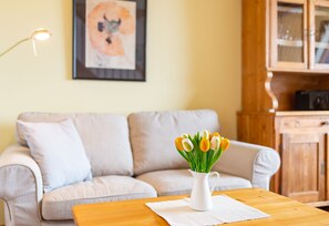 Fernseher, Bücher, Stereoanlage