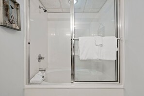 Combined shower/tub, towels