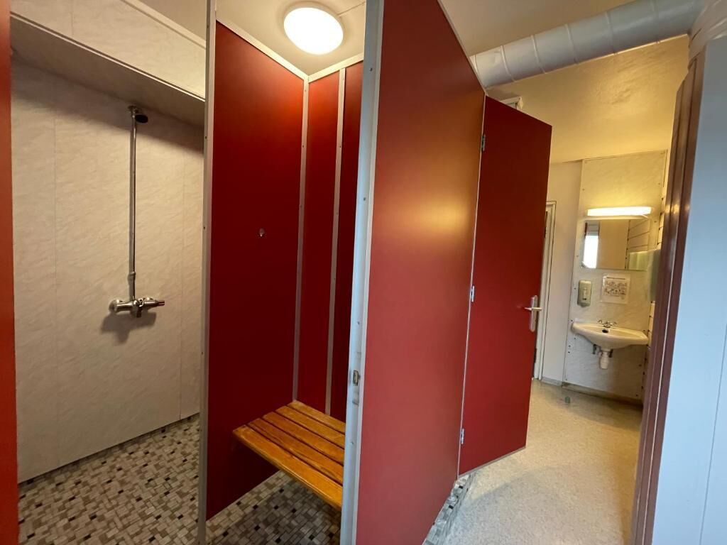 ベーシック ダブルルーム | バスルーム | シャワー、タオル、石鹸、トイレットペーパー