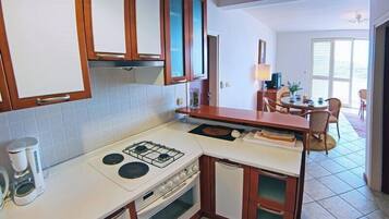 Appartamento (Apartments Sipa - Comfort Two Bedroom) | Cucina privata | Frigorifero, microonde, forno, piano cottura