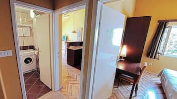 Apartemen (Apartments Sipa - Premium One Bedroom) | Kamar mandi | Pengering rambut, handuk, sabun, dan tisu toilet