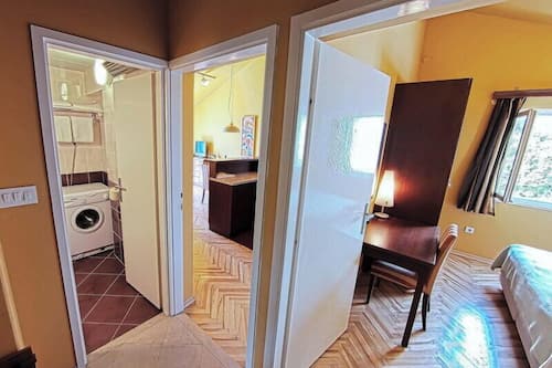 Huoneisto (Apartments Sipa - Premium One Bedroom) | Kylpyhuone | Hiustenkuivaaja, pyyhkeet, saippua, vessapaperi