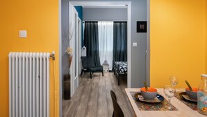 Departamento, 2 habitaciones | Cocina privada | Cafetera y tetera, refrigerador con congelador, microondas y horno 
