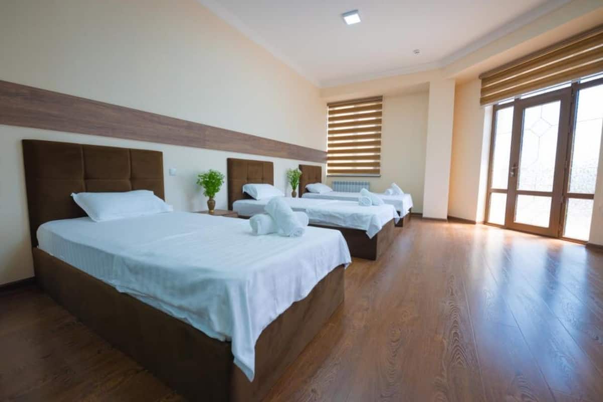 standard triple room, city view | desk, soundproofing, free wifi, bed sheets