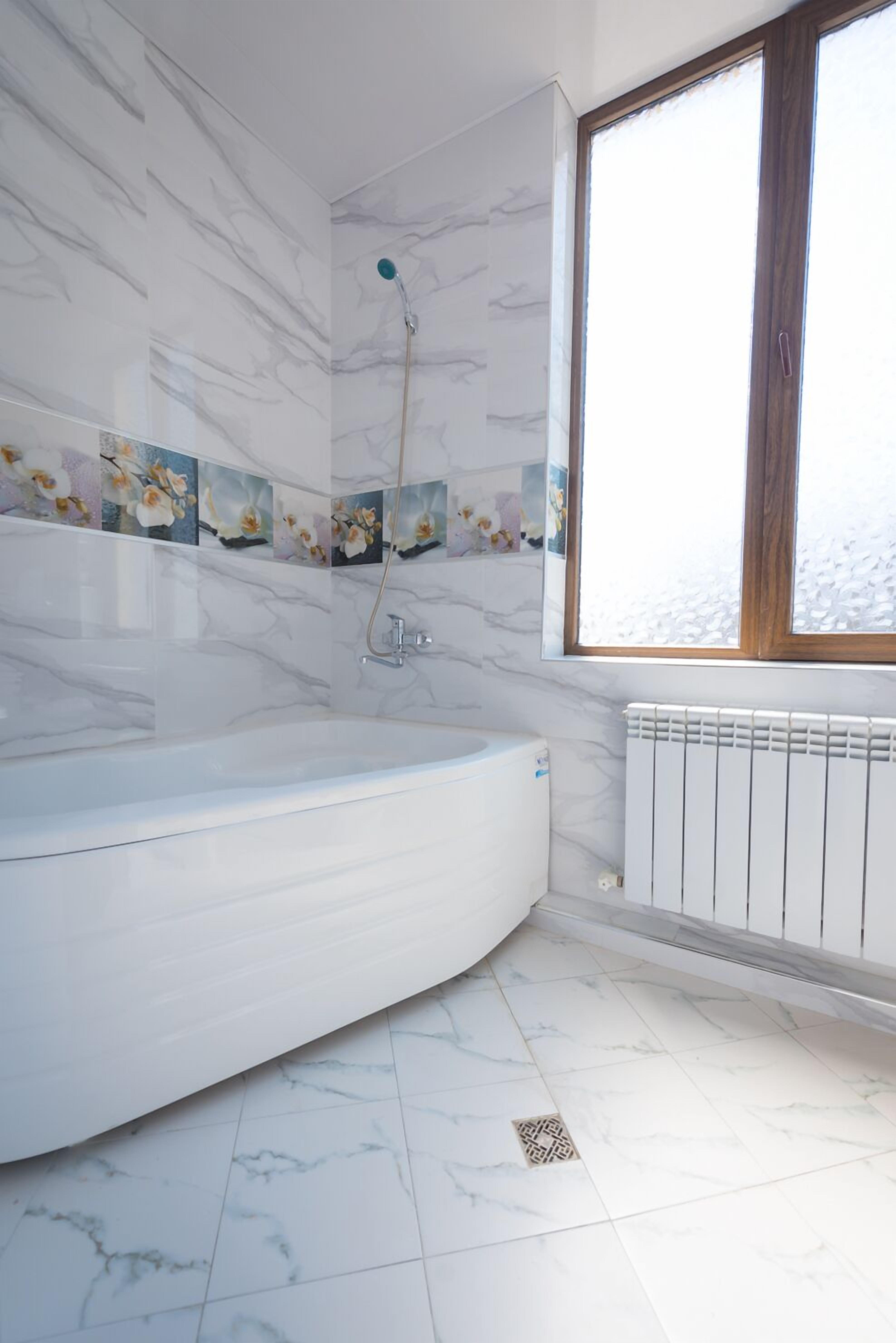 standard twin room, city view | bathroom | free toiletries, hair dryer, slippers, towels