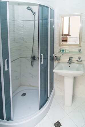 Habitación estándar con 1 cama doble o 2 individuales, vistas a la ciudad | Escritorio, sistema de insonorización, wifi gratis y ropa de cama