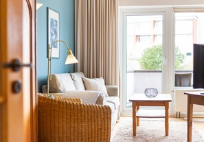 Een televisie, boeken en een stereo