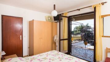 Apartment, 4 Bedrooms, Terrace, Sea View | Premium bedding, free WiFi, bed sheets