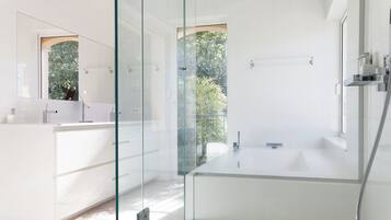 Comfort Villa | Bathroom | Combined shower/tub, rainfall showerhead