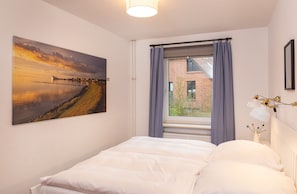 2 bedrooms, desk, iron/ironing board, travel crib
