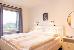 2 Schlafzimmer, Schreibtisch, Bügeleisen/Bügelbrett, Reisekinderbett