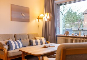 TV, books, stereo - Holiday apartment located in Wittdün on the Amrum island. (Wittdün)