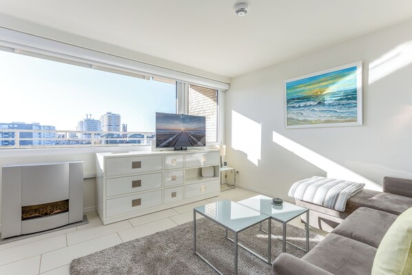 Flachbildfernseher, DVD-Player, Stereoanlage