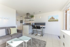 Flachbildfernseher, DVD-Player, Stereoanlage