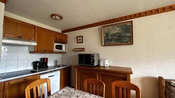 Réfrigérateur, micro-ondes, lave-vaisselle, cafetiÚre/bouilloire