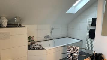 Badewanne, Haartrockner, Handtücher, Seife