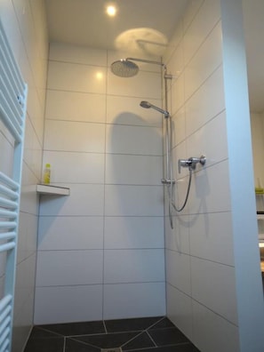 Banheira, secador de cabelo, toalhas de banho, sabonete
