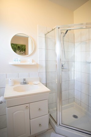 Habitación doble (Apartments Mijajov Dvor-Double Room w) | Baño | Ducha, secador de pelo y toallas