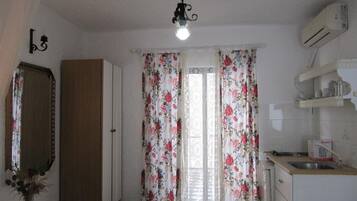 Fridge, stovetop, coffee/tea maker, electric kettle