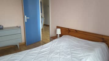 1 slaapkamer, een strijkplank/strijkijzer, gratis wifi