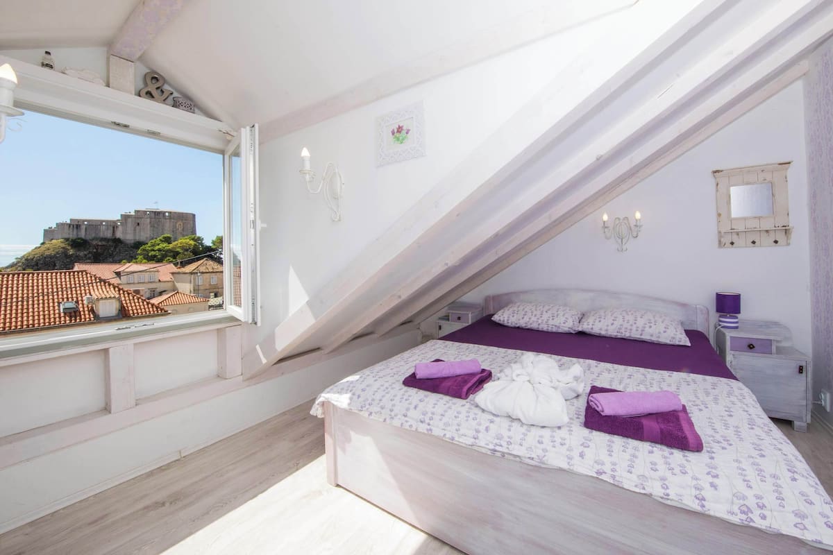 Apartamento (Guest House Gugily - Three Bedroom Ap) | 3 quartos, individualmente decorados, individualmente mobiliados