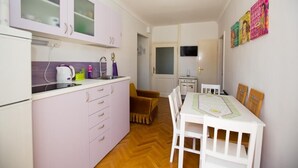 Tomannsrom (Guest House Gugily- Twin Room with Sh) | Delt kjøkken