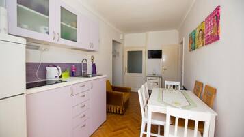 Twin Room (Guest House Gugily- Twin Room with Sh) | Shared kitchen