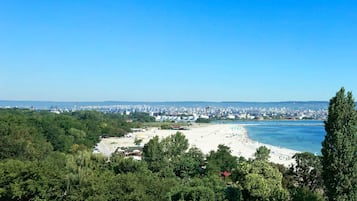 Vlak bij het strand, wit zand, 2 strandbars