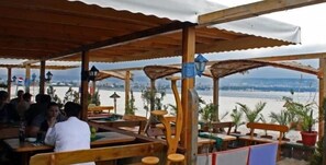 Seasonal outdoor pool, pool umbrellas, sun loungers - Varna South Bay Apart Complex (Varna)