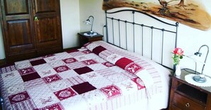 Double Room, Hill View | Down duvets, pillow-top beds, desk, cots/infant beds - La Valle (Giavera del Montello)