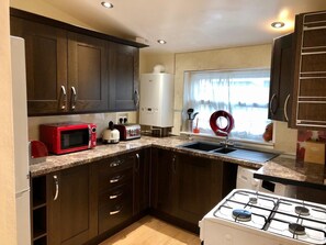 Fridge, microwave, oven, stovetop - fantastic two bedrooms apartment (Bristol)