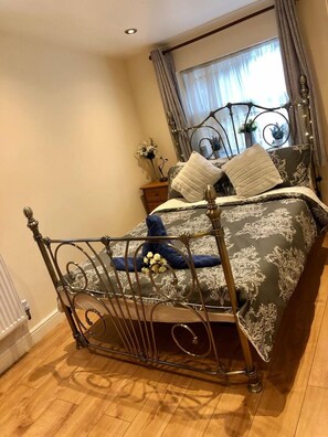 2 slaapkamers, een strijkplank/strijkijzer, gratis wifi, beddengoed