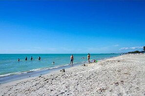 Plage, parasols