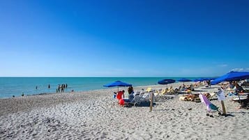 På stranden og parasoller