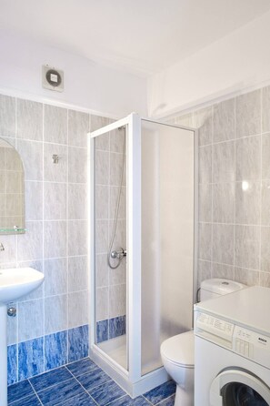 Triple Room with Sea/Garden View | Salle de bain | Sèche-cheveux, serviettes fournies, savon, shampoing
