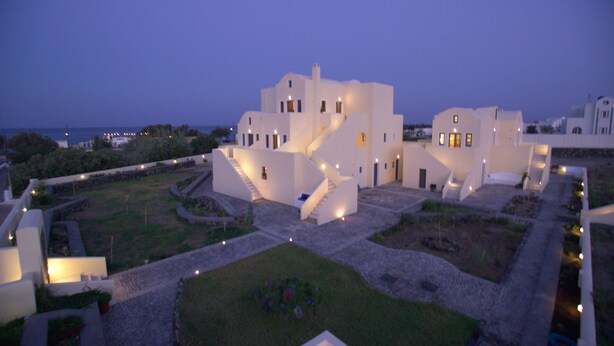 A modern building with multiple levels and a central staircase. - Dagris Villa Studios (Santorini)