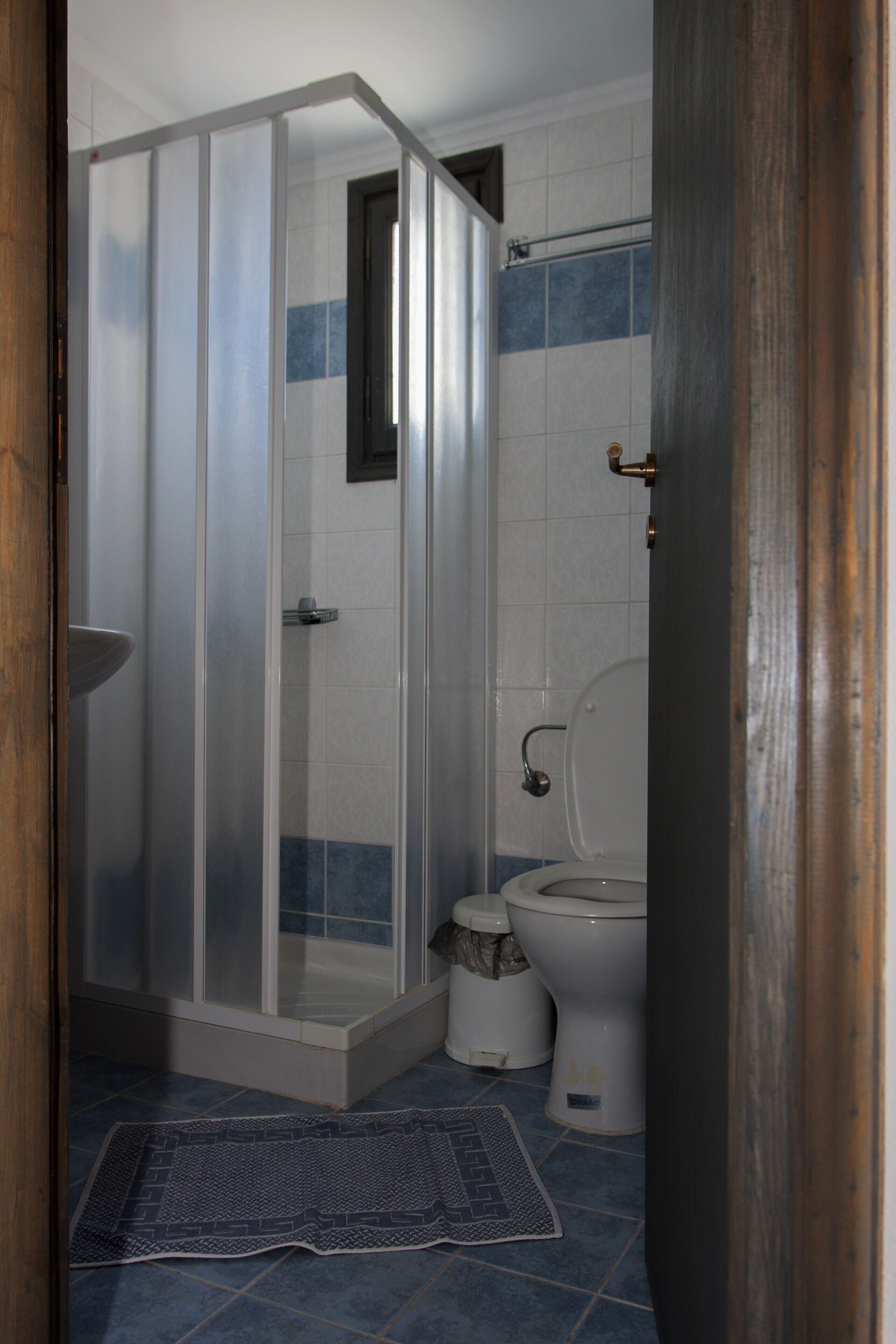 studio, sea view | bathroom | hair dryer, towels, soap, shampoo